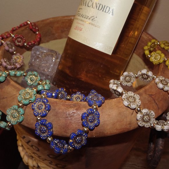 Handmade stretch bracelet with Czech anemone windflower design in six colors - Picture 4 of 14